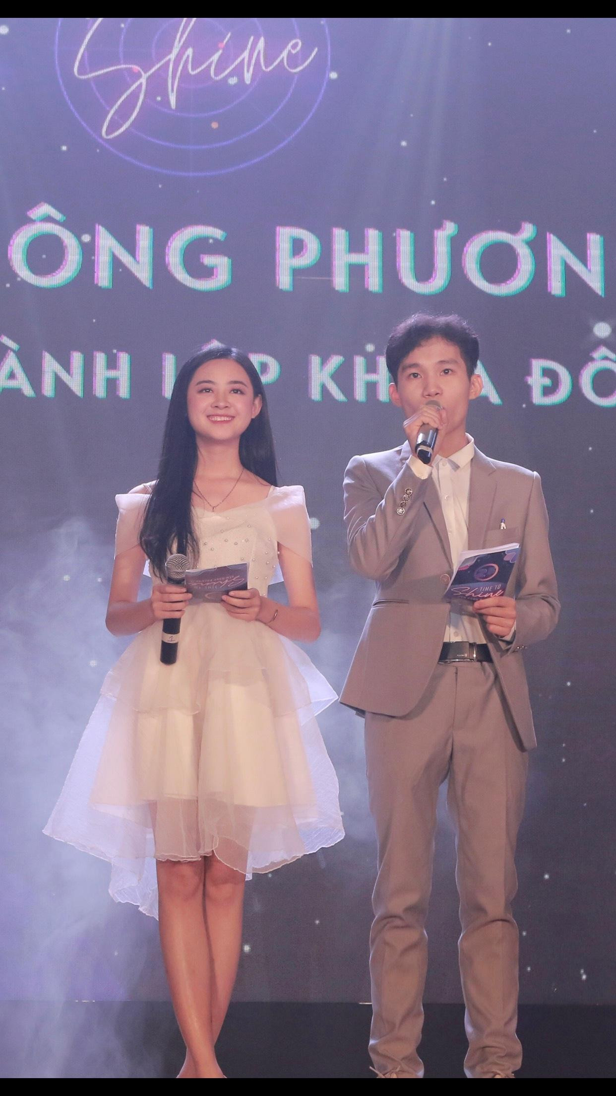 La Dương Liễu với vai trò là MC trong sự kiện "Đêm Đông Phương". La Dương Liễu với vai trò là MC trong sự kiện "Đêm Đông Phương".