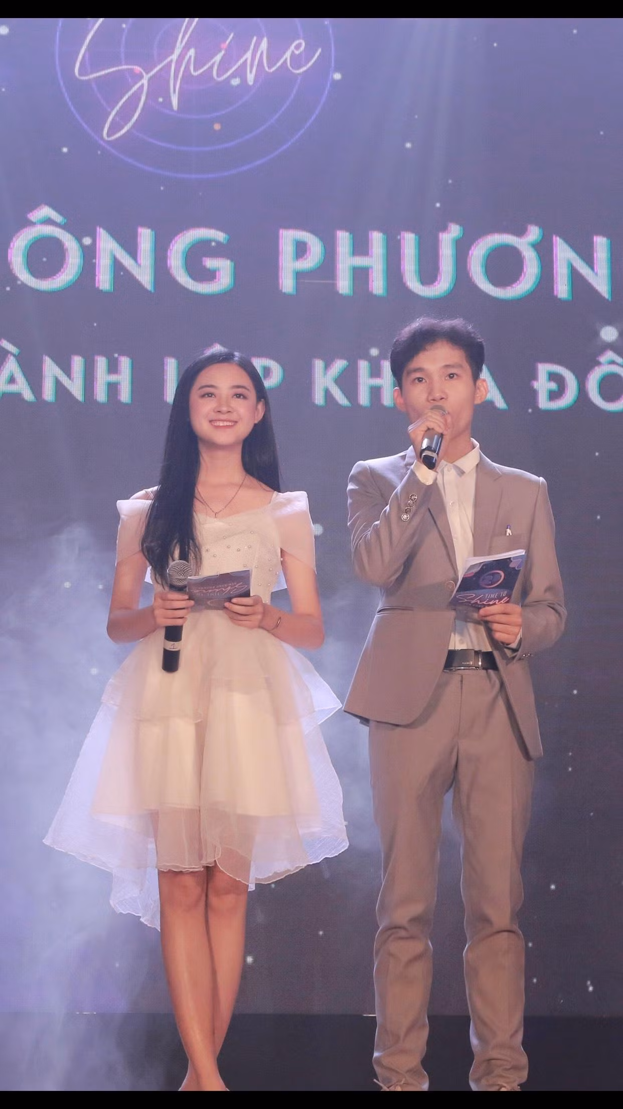 La Dương Liễu với vai trò là MC trong sự kiện "Đêm Đông Phương".