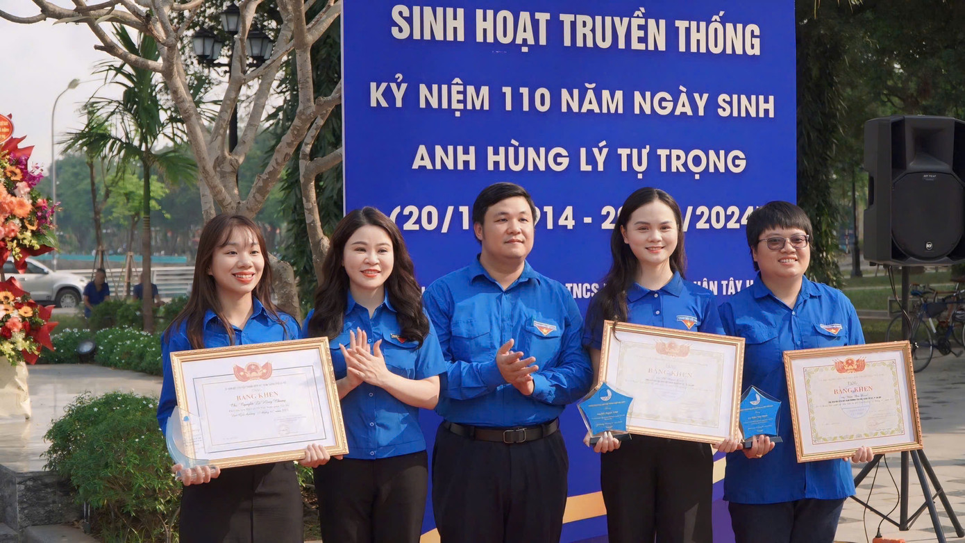 Đồng chí Nguyễn Thái An, Trưởng ban Tuyên giáo Trung ương Đoàn và đồng chí Chu Hồng Minh, Bí thư Thành Đoàn Hà Nội trao Giải thưởng Thanh niên sống đẹp cho các thanh niên tiêu biểu của quận.