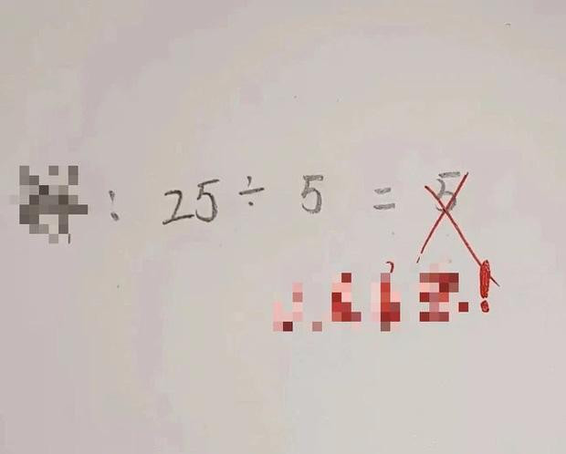 Bài giải 25:5=5 bị giáo viên gạch sai, khiến cả phụ huynh cũng bối rối. Bài giải 25:5=5 bị giáo viên gạch sai, khiến cả phụ huynh cũng bối rối.