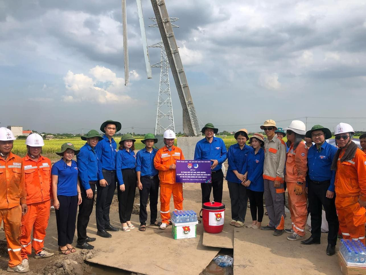 Anh Thiệu Minh Quỳnh, Bí thư Tỉnh Đoàn Thái Bình, trao áo thanh niên, nước và sữa cho đội hình thanh niên xung kích hỗ trợ thi công đường dây 500kV mạch 3.
