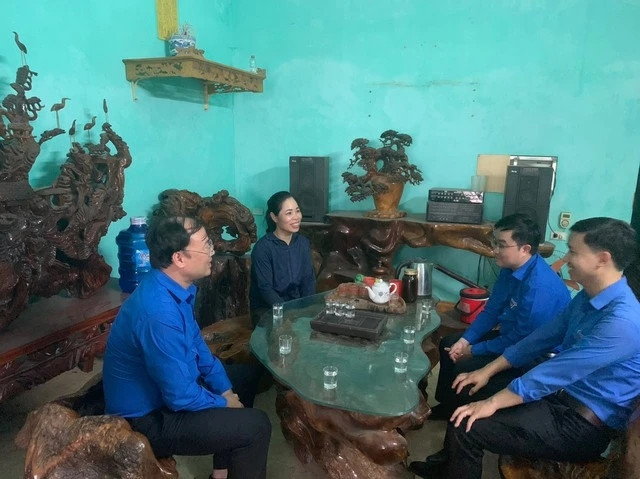 Anh Thiệu Minh Quỳnh, Bí thư Tỉnh Đoàn Thái Bình (bìa trái) tuyên truyền, vận động người dân hỗ trợ mặt bằng cho đường dây đi qua.