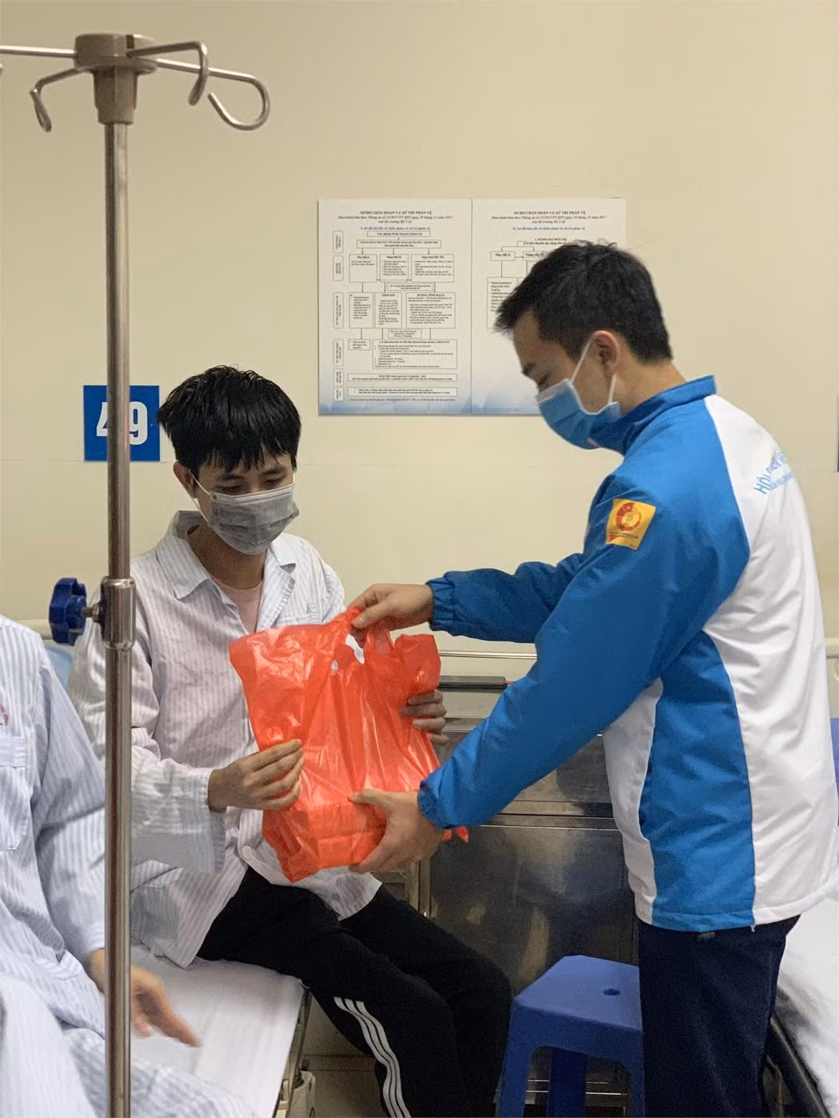 Phi Lực trong một chuyến đi thiện nguyện tại bệnh viện.