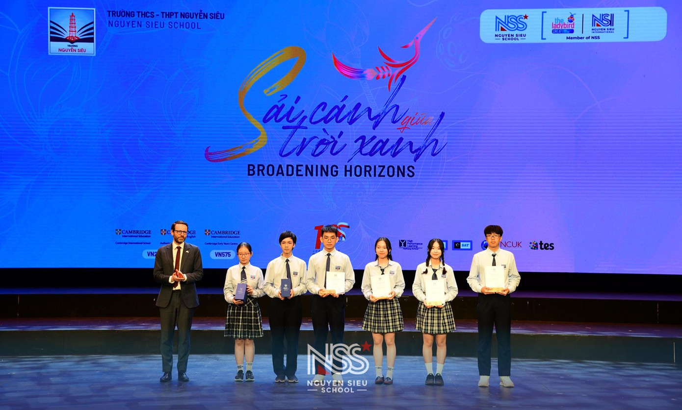 Đại sứ Vương quốc Anh phát biểu và trao phần thưởng cho các gương mặt học sinh Nguyễn Siêu xuất sắc nhất.