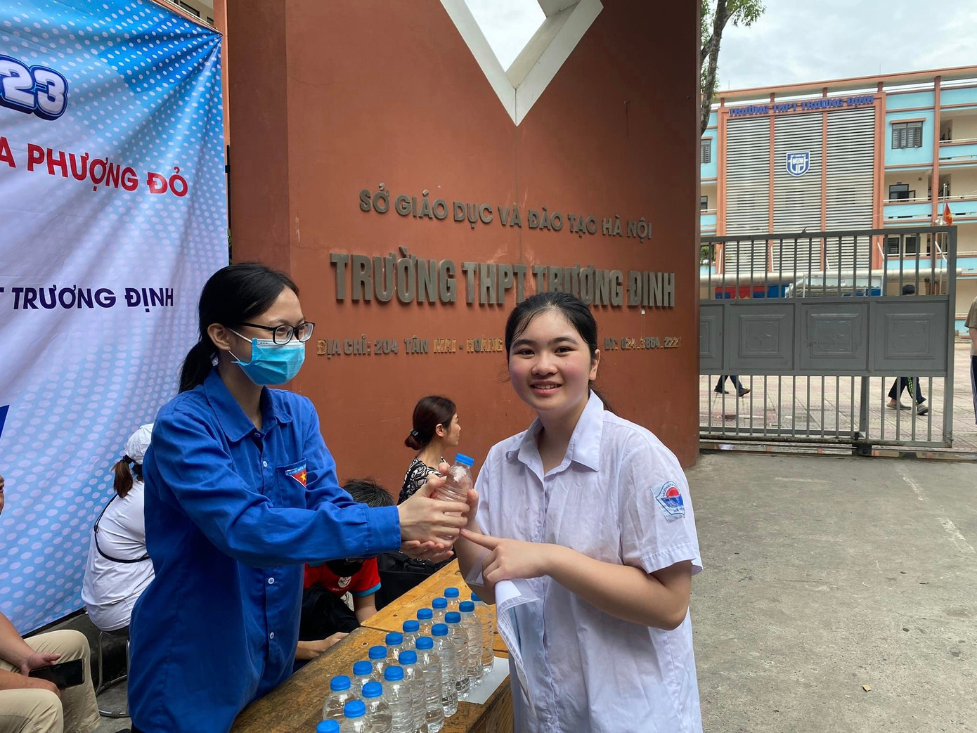 Thí sinh tại điểm thi THPT Trương Định được các anh chị thanh niên tình nguyện "Tiếp sức mùa thi" phát nước miễn phí. Thí sinh tại điểm thi THPT Trương Định được các anh chị thanh niên tình nguyện "Tiếp sức mùa thi" phát nước miễn phí.