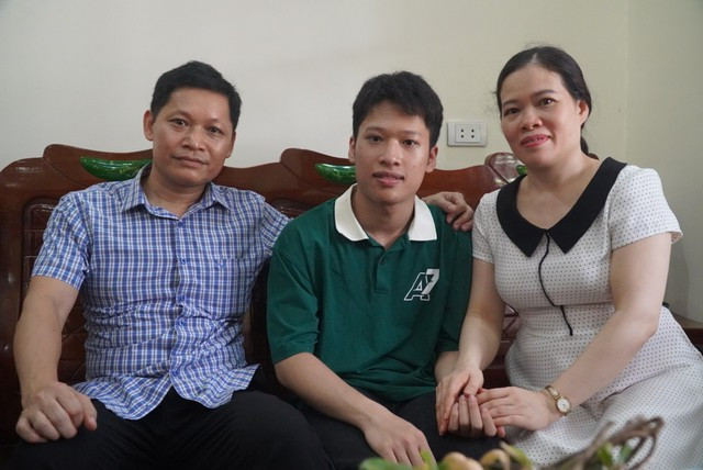 Mai Duy Anh Quân - Thủ khoa khối B00 và bố mẹ. Mai Duy Anh Quân - Thủ khoa khối B00 và bố mẹ.