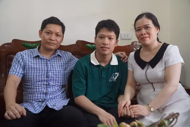 Mai Duy Anh Quân - Thủ khoa khối B00 và bố mẹ.