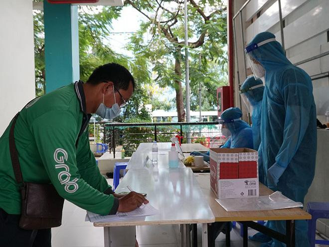 Shipper tại TP.HCM đăng ký tiêm vaccine COVID-19. Shipper tại TP.HCM đăng ký tiêm vaccine COVID-19.
