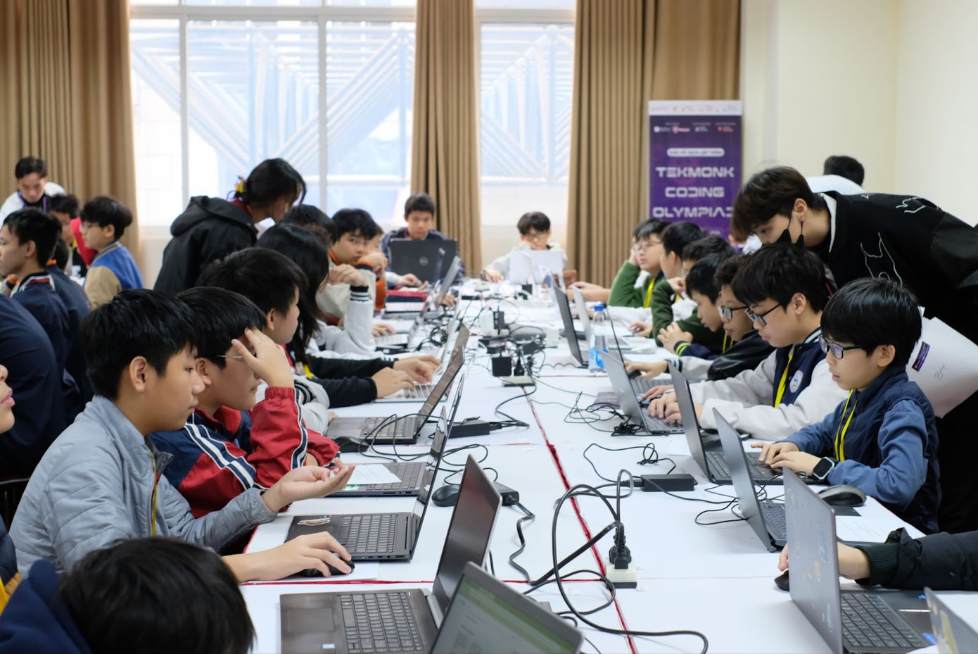 Hình ảnh các thí sinh thi đấu lập trình trên nền tảng CodeCombat.