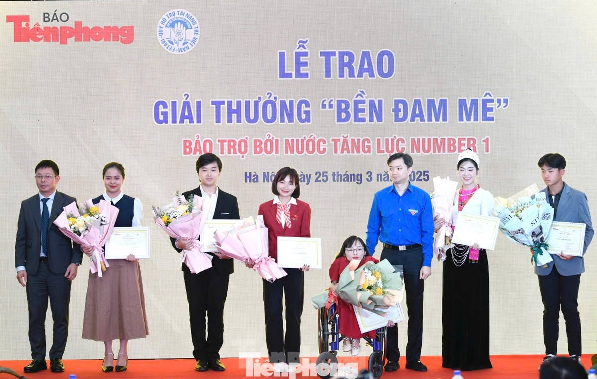 Bí thư T.Ư Đoàn Nguyễn Minh Triết và Tổng Biên tập Báo Tiền Phong Phùng Công Sưởng trao Giải thưởng &quot;Bền Đam Mê&quot; cho các cá nhân ở các lĩnh vực: Hoạt động xã hội, Văn hóa - nghệ thuật, Thể dục - thể thao, Khởi nghiệp - kinh doanh.