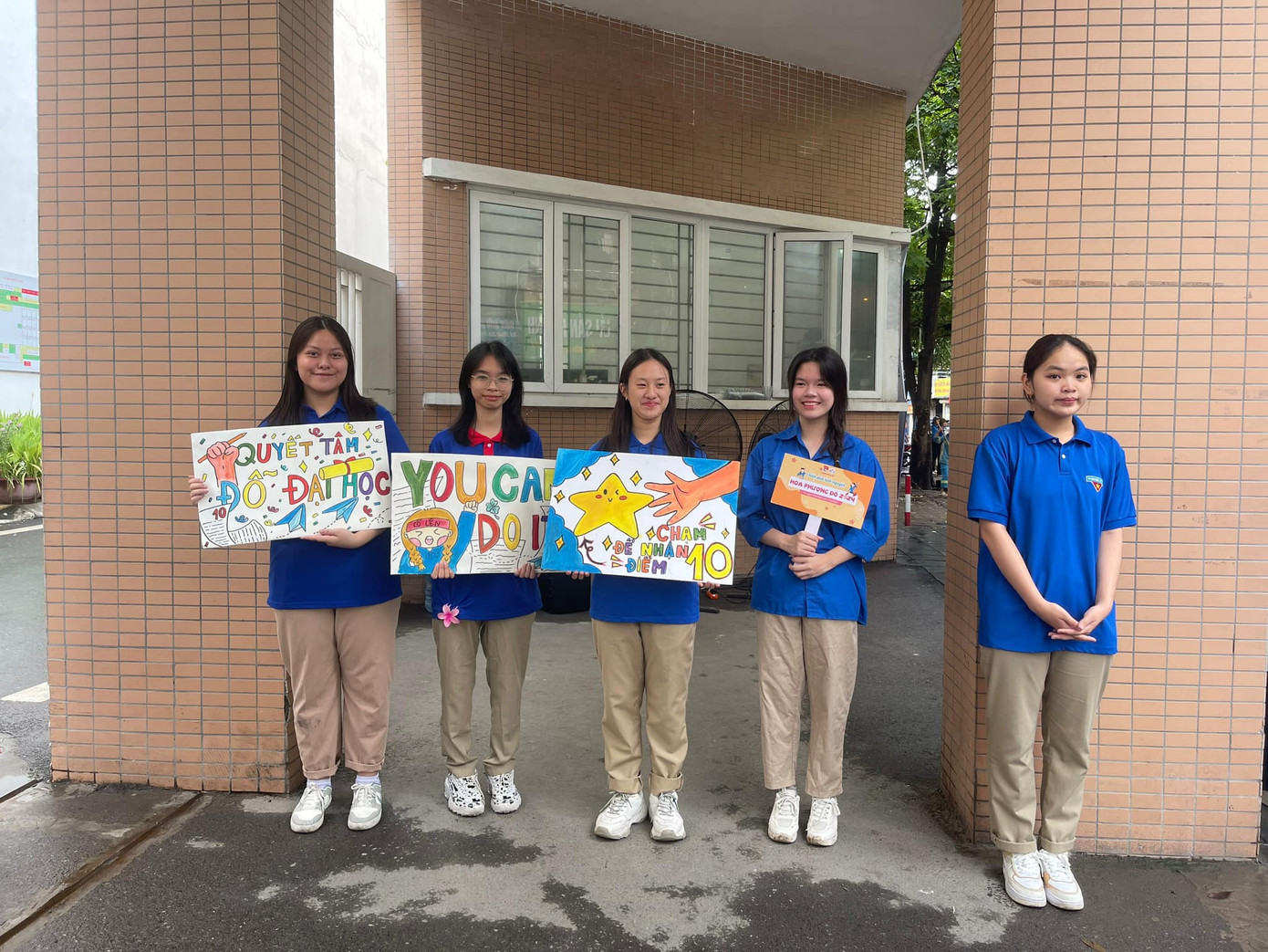 Đội hình Tiếp sức mùa thi tại Hà Nội cho thí sinh tham dự kỳ thi tốt nghiệp THPT 2024. Ảnh: Hiền Vũ. Đội hình Tiếp sức mùa thi tại Hà Nội cho thí sinh tham dự kỳ thi tốt nghiệp THPT 2024. Ảnh: Hiền Vũ.