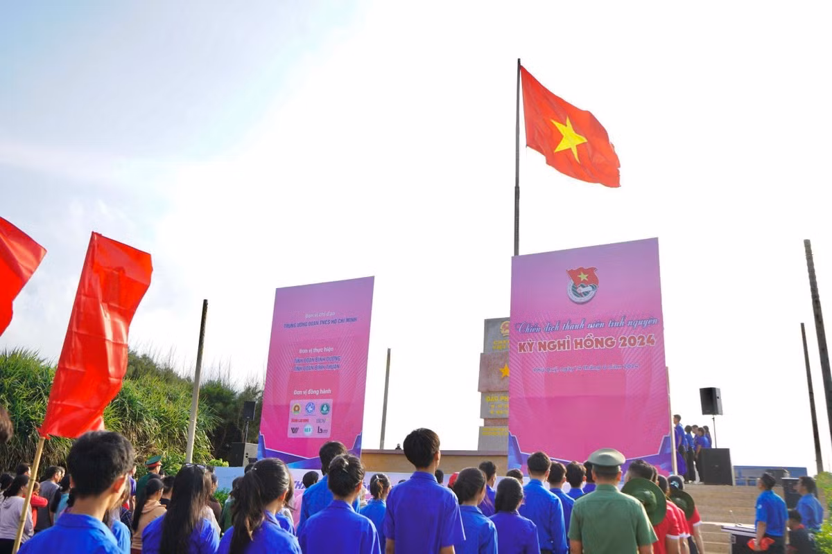 Các đại biểu làm lễ chào cờ tại cột cờ chủ quyền Tổ quốc huyện đảo Phú Quý.