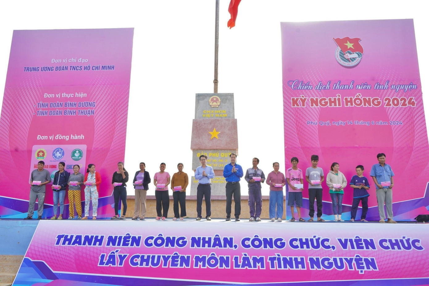 Bí thư T.Ư Đoàn Ngô Văn Cương trao tặng các món quà, biểu trưng công trình, phần việc thanh niên tại huyện đảo Phú Quý. (Ảnh: Anh Châu) Bí thư T.Ư Đoàn Ngô Văn Cương trao tặng các món quà, biểu trưng công trình, phần việc thanh niên tại huyện đảo Phú Quý. (Ảnh: Anh Châu)