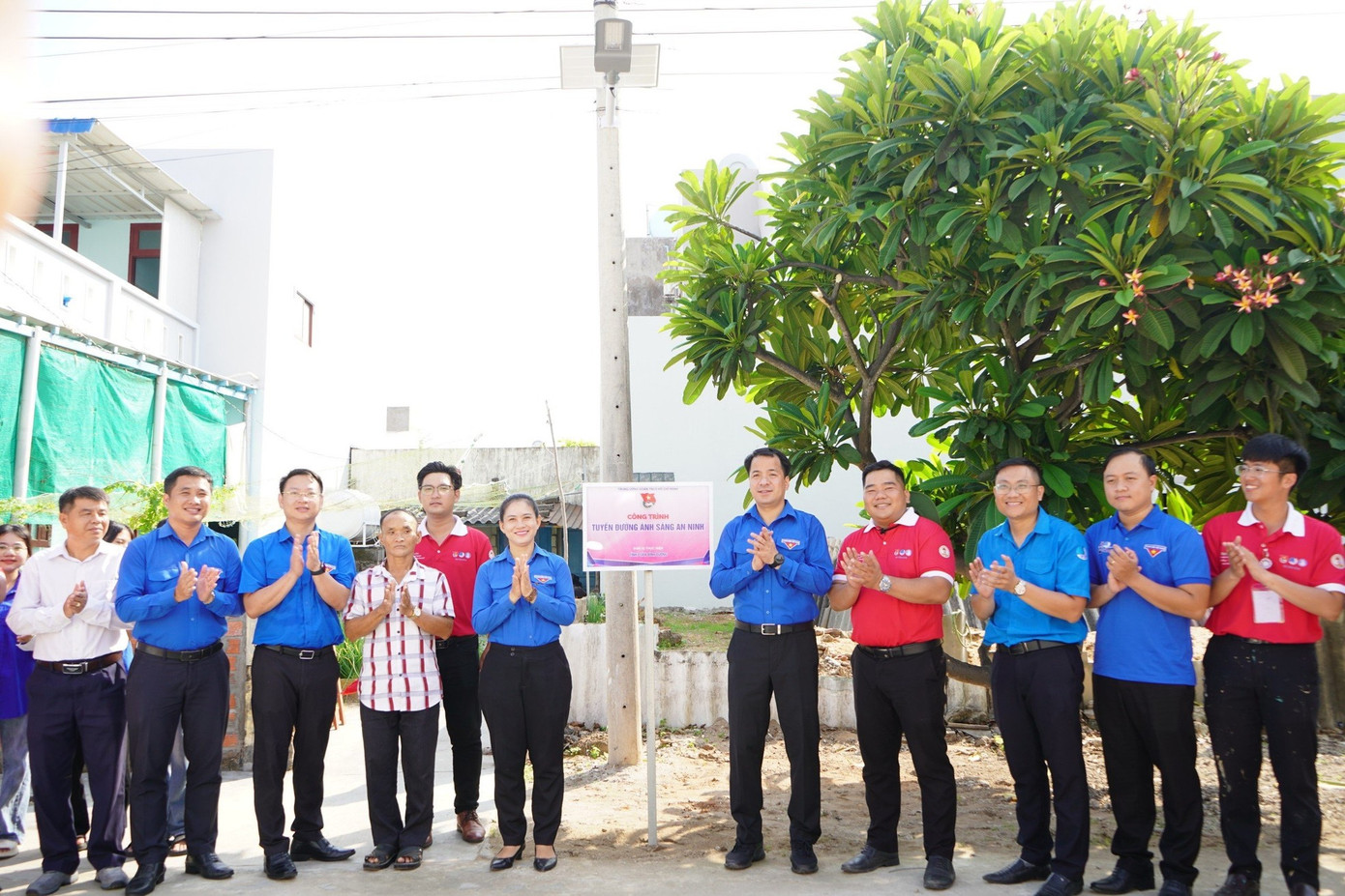 Bí thư T.Ư Đoàn Ngô Văn Cương và các đại biểu khánh thành, trao tặng các công trình thanh niên tại huyện đảo Phú Quý. (Ảnh: Anh Châu) Bí thư T.Ư Đoàn Ngô Văn Cương và các đại biểu khánh thành, trao tặng các công trình thanh niên tại huyện đảo Phú Quý. (Ảnh: Anh Châu)