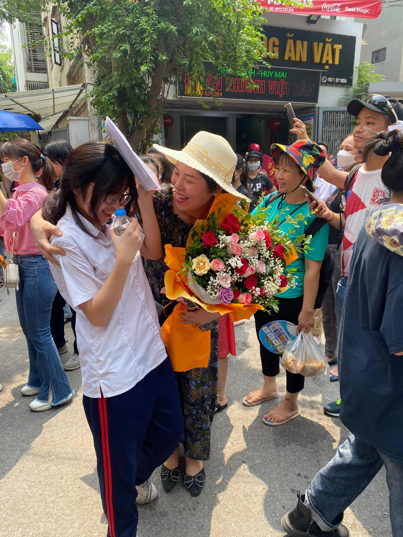 Mẹ ôm hoa tặng con gái sau khi hoàn thành bài thi cuối cùng trong kỳ thi vào 10. Mẹ ôm hoa tặng con gái sau khi hoàn thành bài thi cuối cùng trong kỳ thi vào 10.