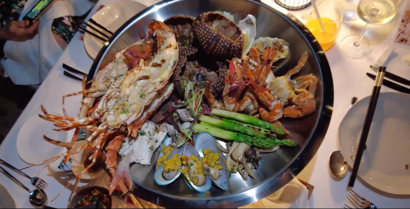 Xoài Non và Xemesis trong chuyến đi hưởng tuần trăng mật tại resort 6 sao.