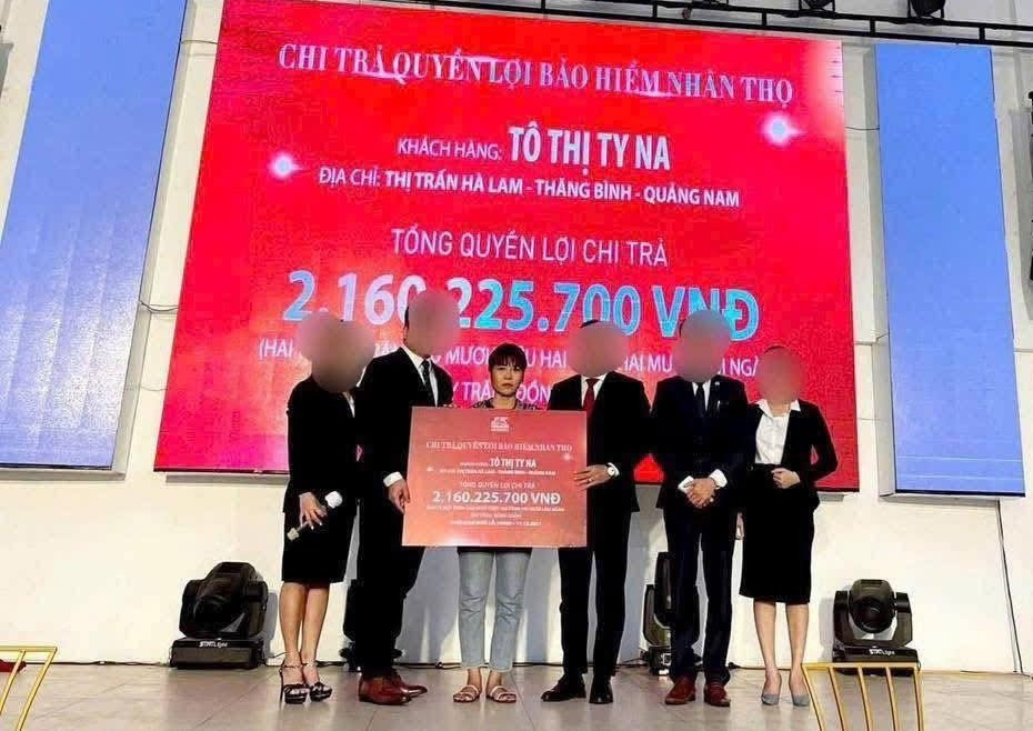 Bà Na nhận hơn 4 tỉ đồng theo hợp đồng bảo hiểm, sau cái chết của hai con trai. (Ảnh: Trường An) Bà Na nhận hơn 4 tỉ đồng theo hợp đồng bảo hiểm, sau cái chết của hai con trai. (Ảnh: Trường An)