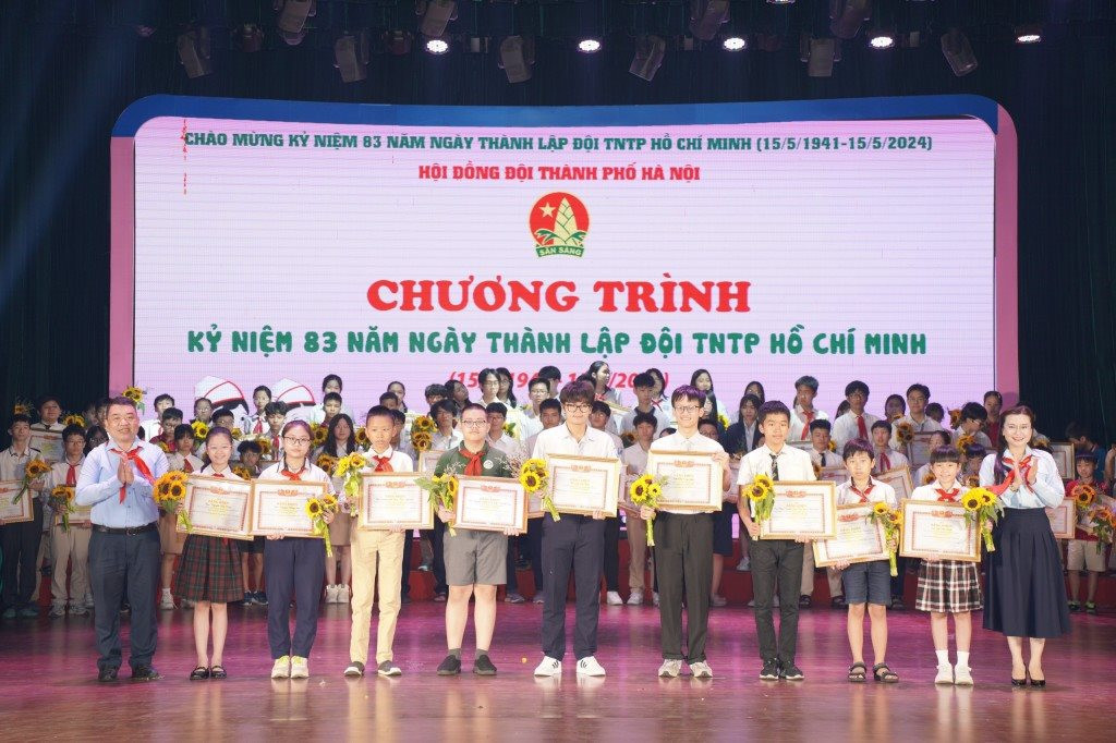 Bí thư Trung ương Đoàn, Chủ tịch Hội đồng Đội Trung ương Nguyễn Phạm Duy Trang và Phó Trưởng ban Tuyên giáo Thành ủy Hà Nội Đào Xuân Dũng trao giải Nhất cho thiếu nhi đoạt giải tại các cuộc thi. (Ảnh: Phạm Mạnh) Bí thư Trung ương Đoàn, Chủ tịch Hội đồng Đội Trung ương Nguyễn Phạm Duy Trang và Phó Trưởng ban Tuyên giáo Thành ủy Hà Nội Đào Xuân Dũng trao giải Nhất cho thiếu nhi đoạt giải tại các cuộc thi. (Ảnh: Phạm Mạnh)