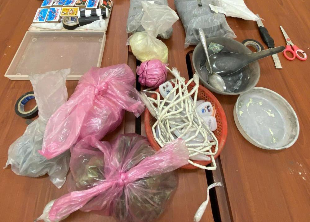 Nguyên liệu mà nhóm học sinh dùng chế tạo pháo nổ. (Ảnh: Công an Hà Tĩnh)