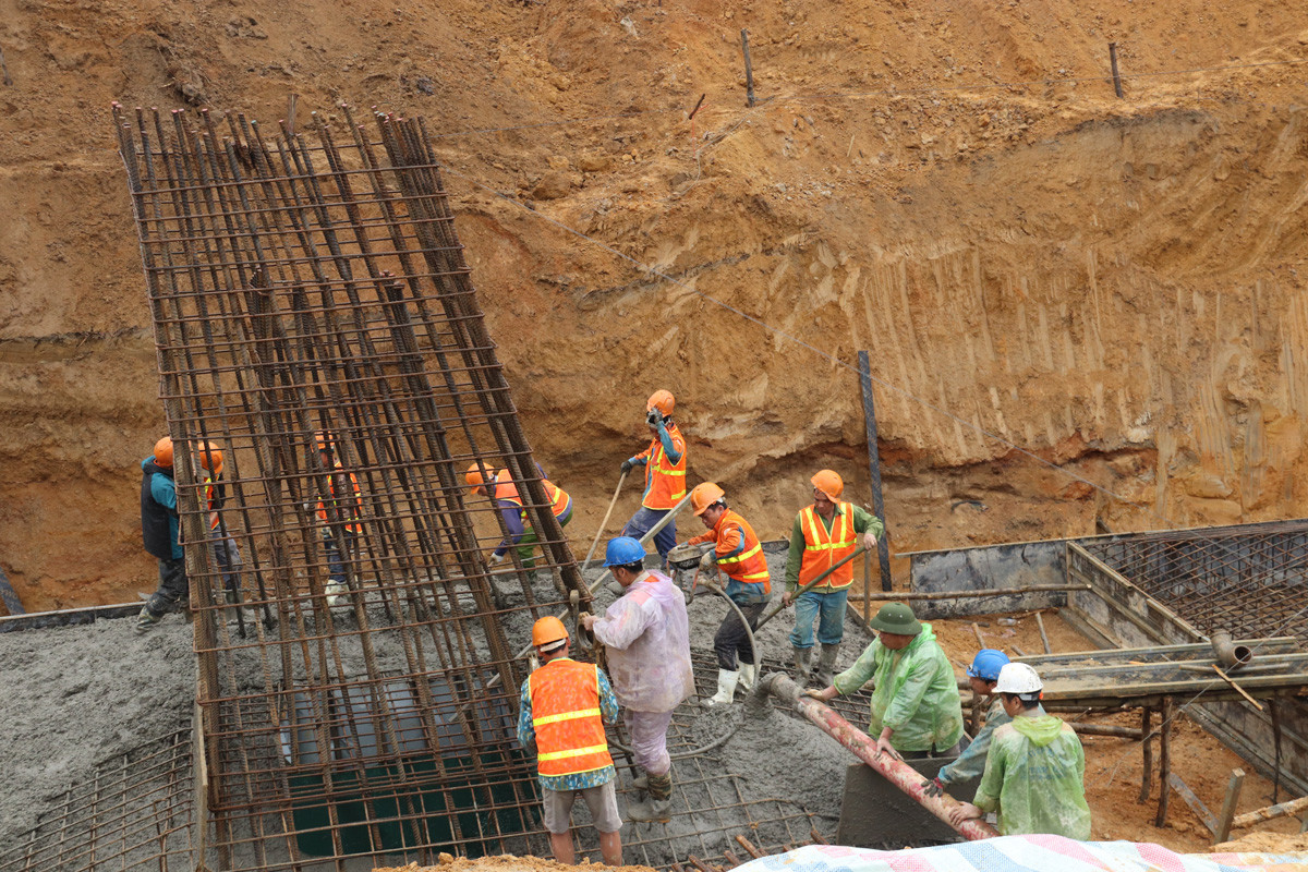 Lực lượng thi công đổ bê tông móng cột.