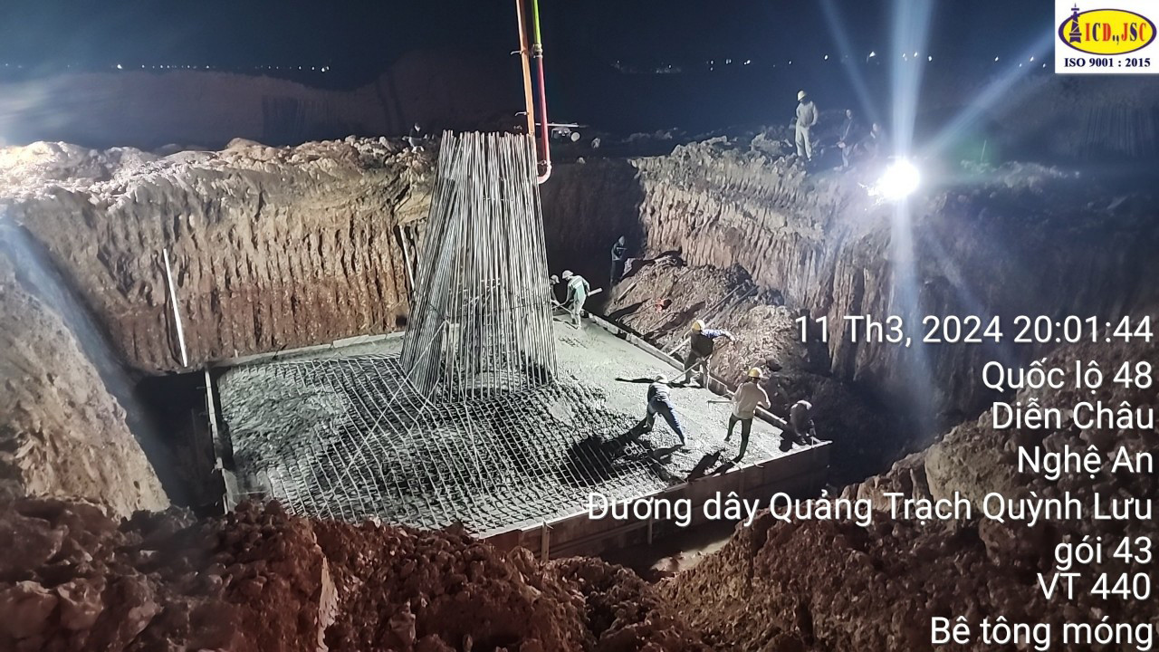 Lực lượng thi công đổ bê tông móng ban đêm.