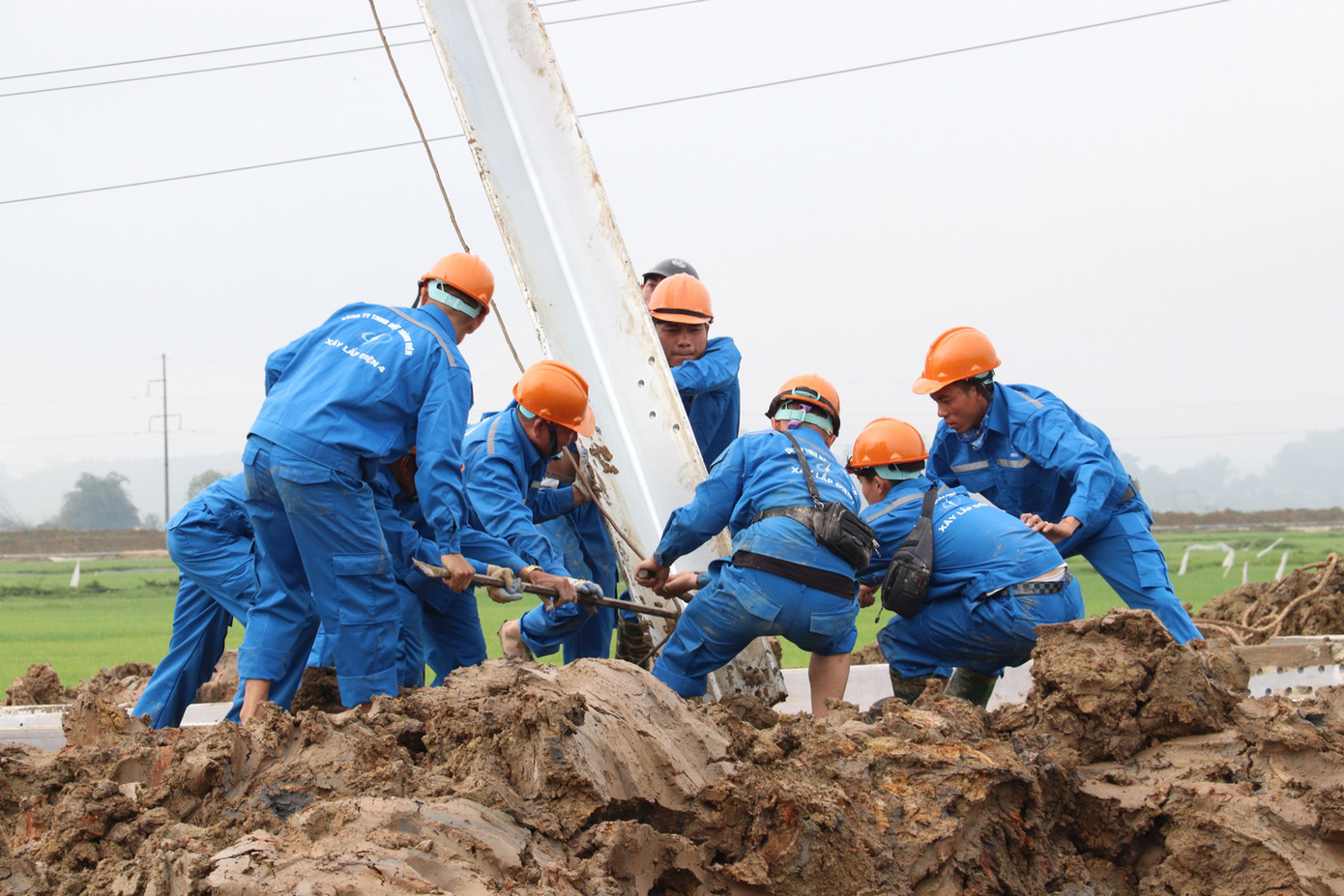 Lực lượng thi công đưa các thiết bị vào vị trí chuẩn bị dựng cột.