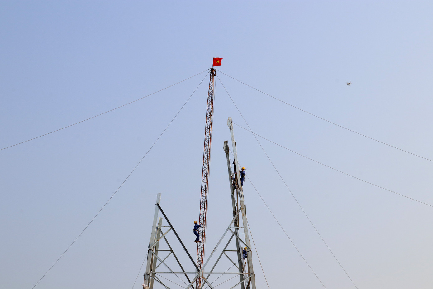 Công nhân nhà thầu thi công lắp dựng cột.