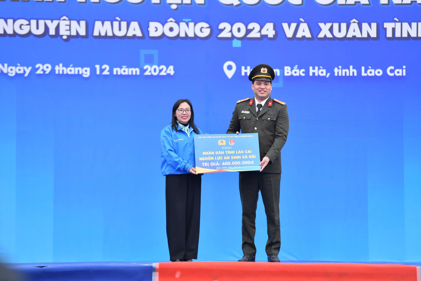 Đồng chí Đồng Đức Vũ, Uỷ viên BTV Trung ương Đoàn, Trưởng ban Thanh niên Công an Nhân dân trao biển tượng trưng nguồn lực cho tỉnh Đoàn Lào Cai tại lễ khai mạc.