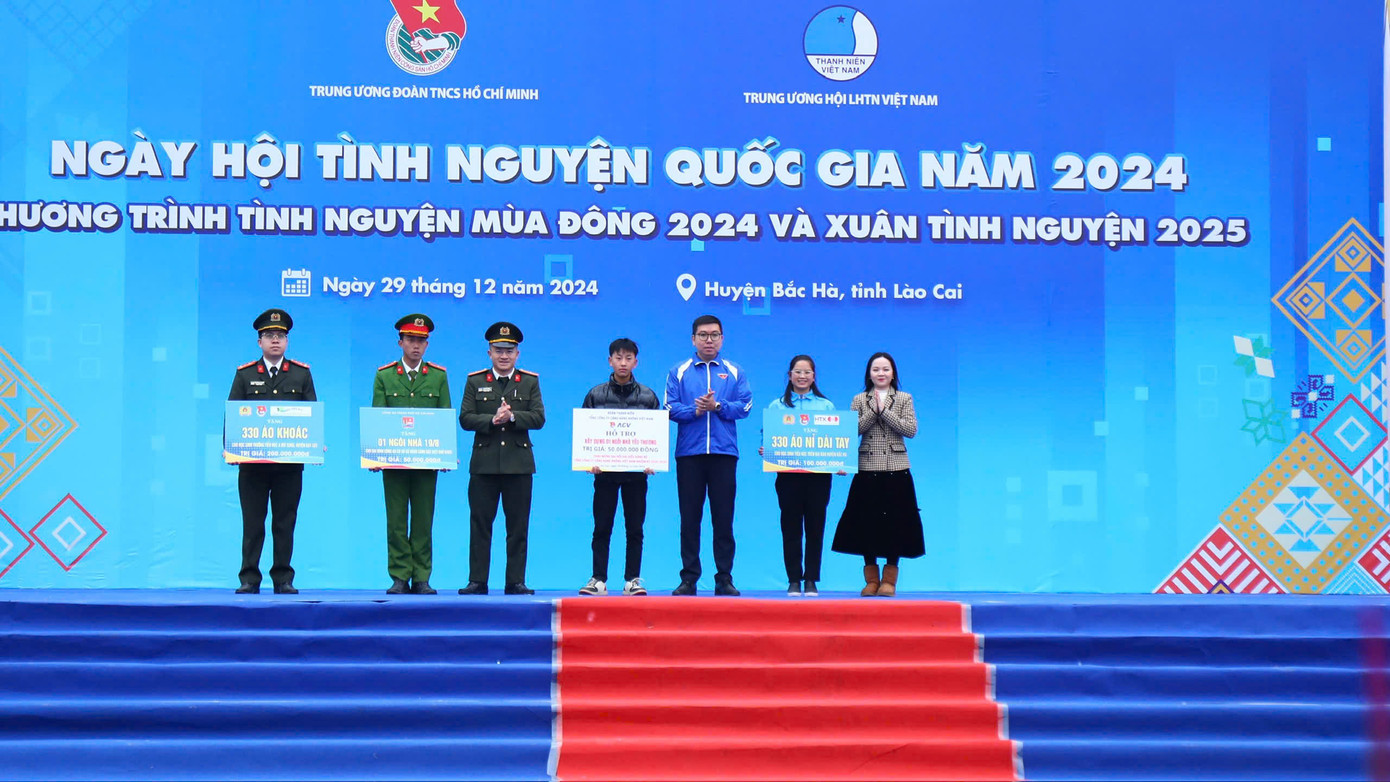 Các đơn vị trao tặng nguồn lực tại lễ khai mạc.