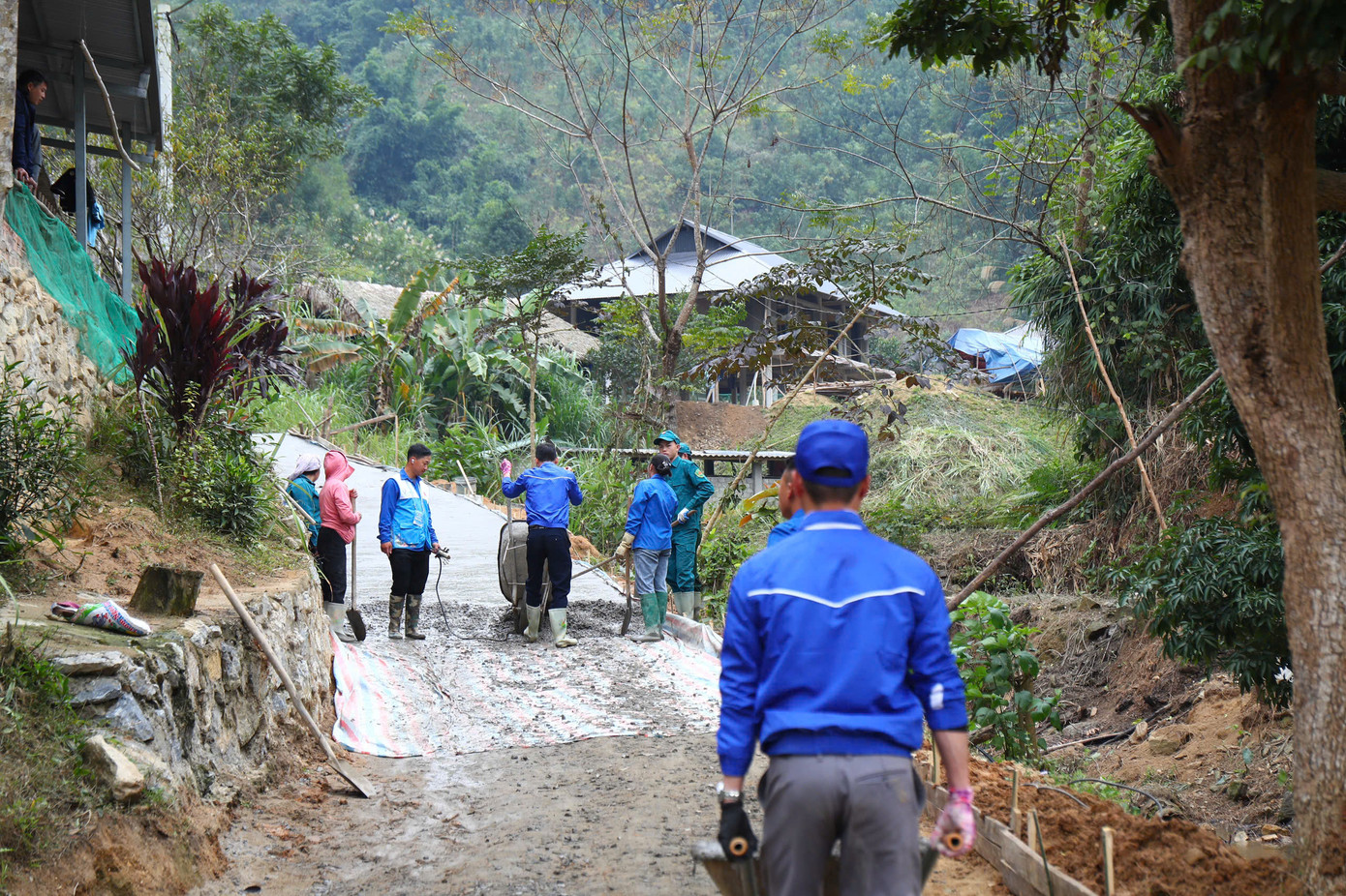 Đoàn viên thanh niên tham gia thực hiện công trình đường bê tông liên gia tại xã Nậm Lúc, huyện Bắc Hà, tỉnh Lào Cai.