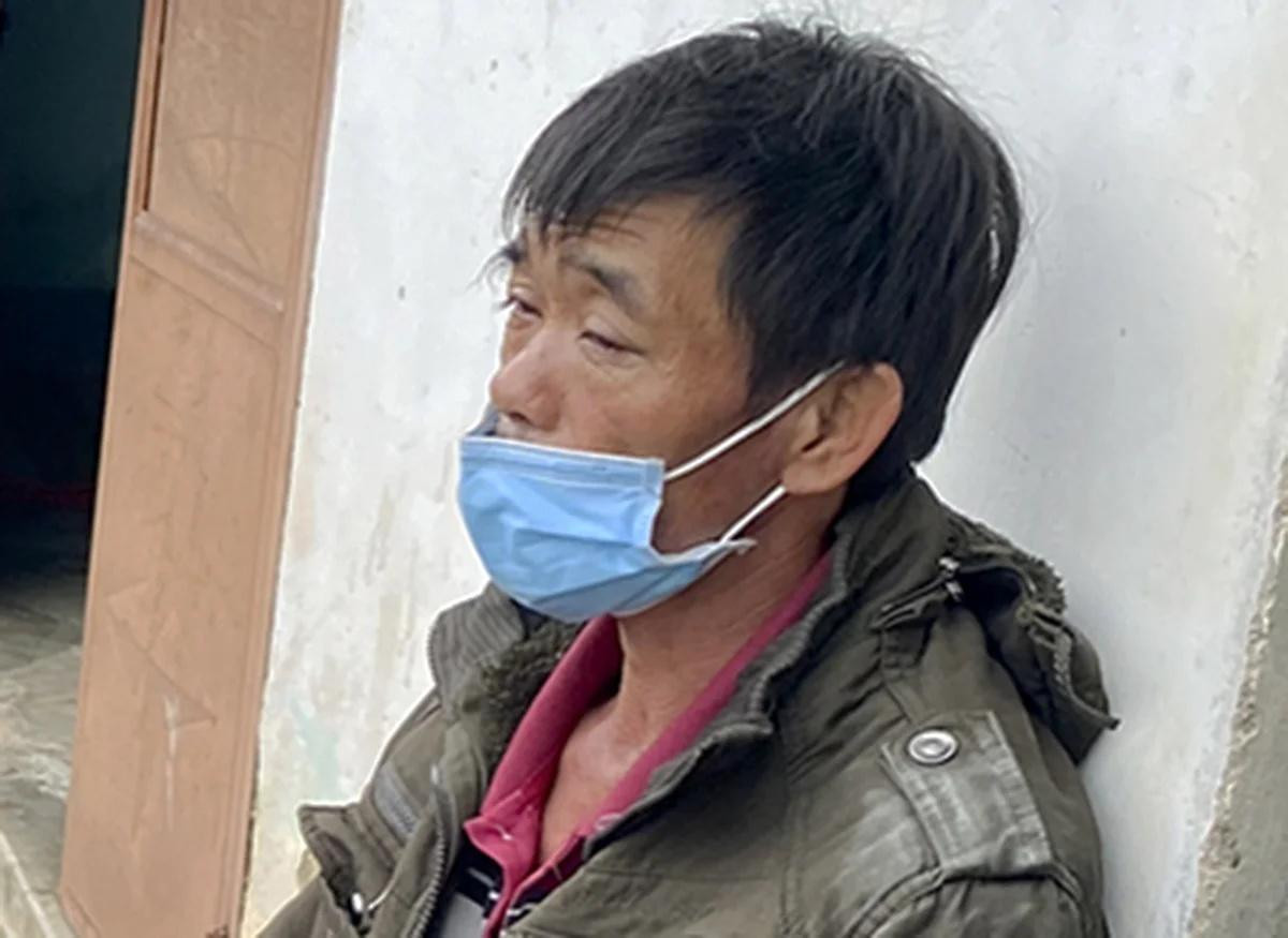 Ông Nguyễn Công Đoàn thẫn thờ trước nỗi đau mất con trai. (Ảnh: D.Đăng)