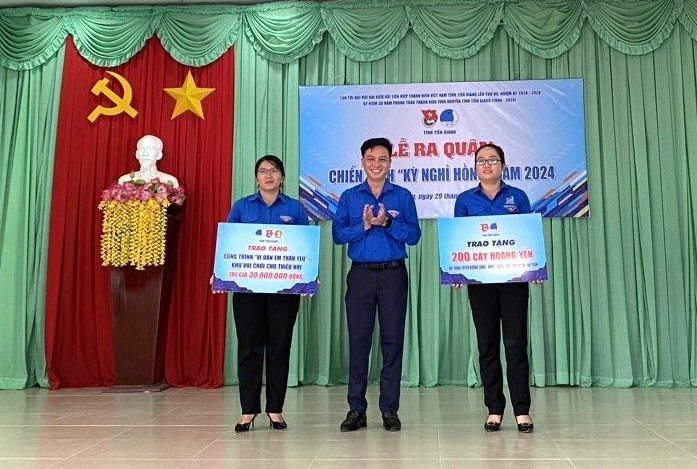 Đồng chí Nguyễn Xuân Phúc - Bí thư Đoàn Khối cơ quan và doanh nghiệp tỉnh tặng công trình cho 6 đội hình thanh niên công nhân, cán bộ, công chức, viên chức. Đồng chí Nguyễn Xuân Phúc - Bí thư Đoàn Khối cơ quan và doanh nghiệp tỉnh tặng công trình cho 6 đội hình thanh niên công nhân, cán bộ, công chức, viên chức.