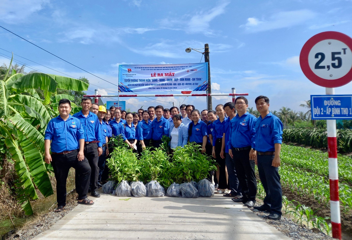 Công trình thanh niên trồng cây xanh và thắp sáng đường giao thông nông thôn tuyến đường Đội 2, ấp Bình Thọ 1, xã Bình Phục Nhứt, huyện Chợ Gạo. Công trình thanh niên trồng cây xanh và thắp sáng đường giao thông nông thôn tuyến đường Đội 2, ấp Bình Thọ 1, xã Bình Phục Nhứt, huyện Chợ Gạo.