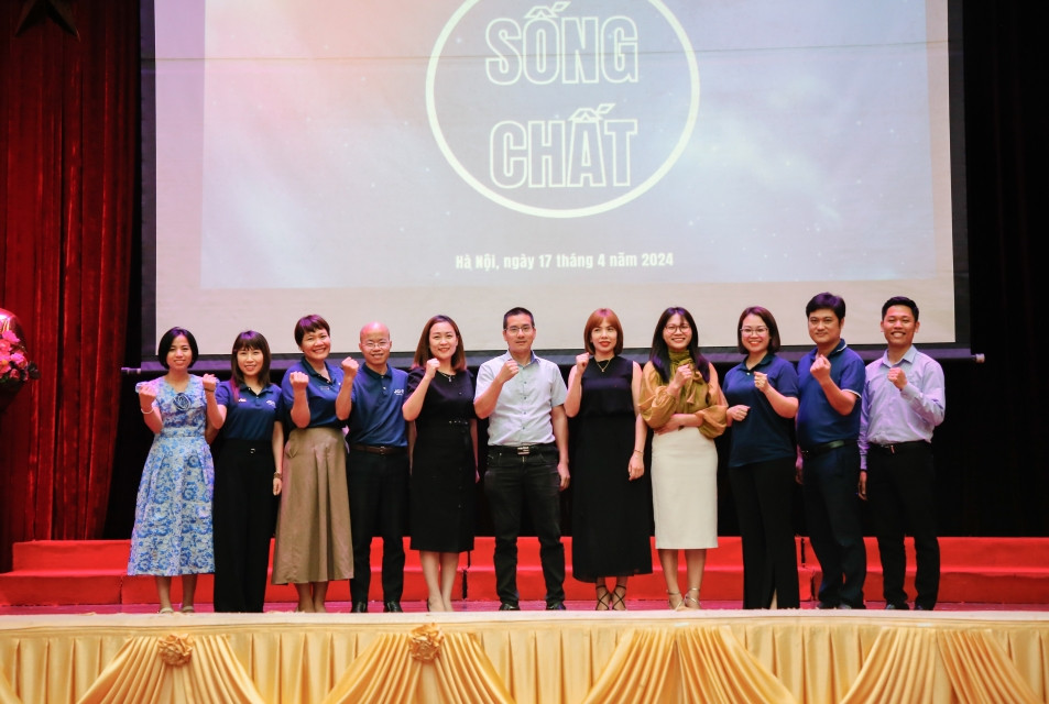 Đại diện Ban Tổ chức chụp ảnh cùng với khách mời. Đại diện Ban Tổ chức chụp ảnh cùng với khách mời.