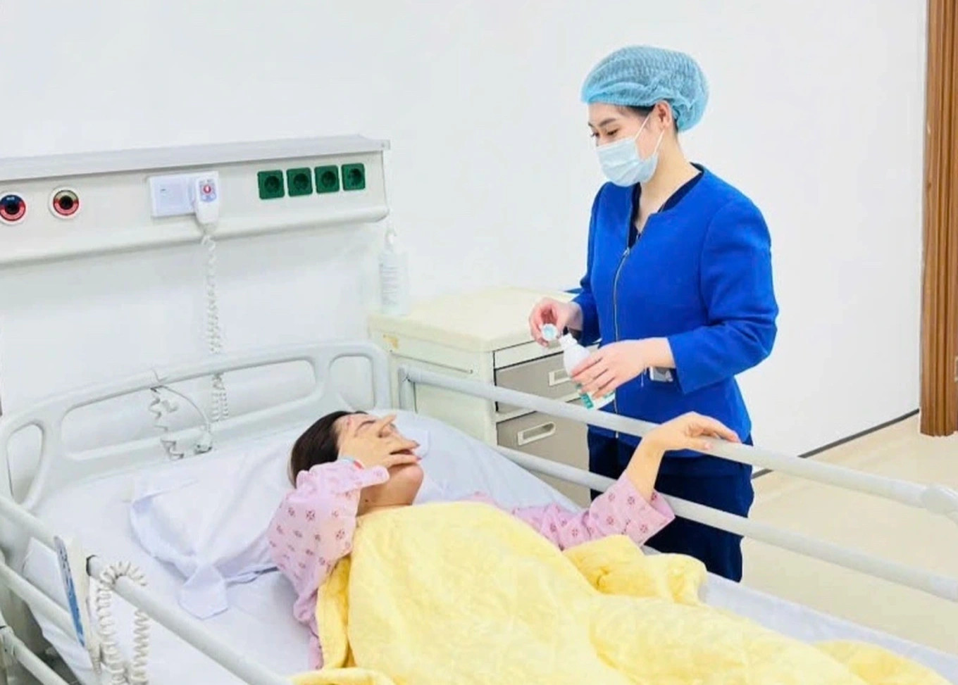 Nữ bệnh nhân bị chấn thương hàm mặt, vỡ gan, thận... sau cú trượt ngã khi đi chụp ảnh tại bãi đá sông Hồng. (Ảnh: Bệnh viện cung cấp cho báo chí) Nữ bệnh nhân bị chấn thương hàm mặt, vỡ gan, thận... sau cú trượt ngã khi đi chụp ảnh tại bãi đá sông Hồng. (Ảnh: Bệnh viện cung cấp cho báo chí)