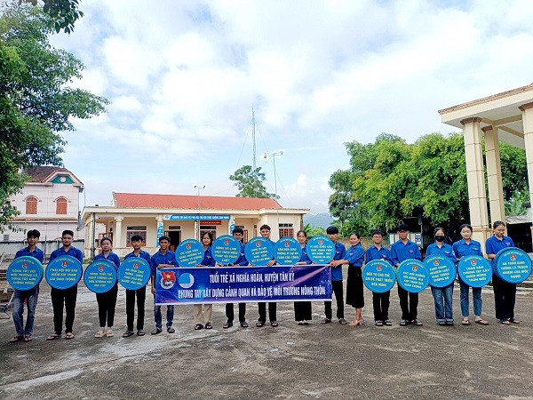 “Hành trình thứ 2 của lốp xe” làm biển báo tại huyện Tân Kỳ.