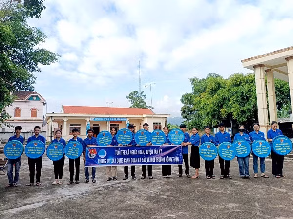 “Hành trình thứ 2 của lốp xe” làm biển báo tại huyện Tân Kỳ.