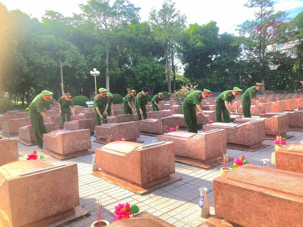 Đoàn Thanh niên Công an tỉnh chỉnh trang khuôn viên Nghĩa trang liệt sỹ.