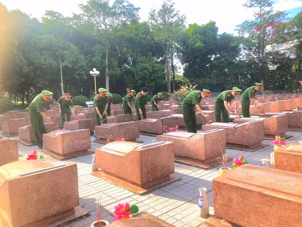 Đoàn Thanh niên Công an tỉnh chỉnh trang khuôn viên Nghĩa trang liệt sỹ.