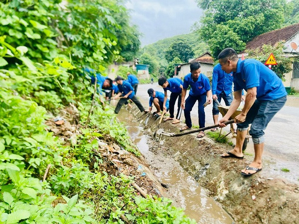 Đoàn viên thanh niên huyện Kỳ Sơn giúp bà con nạo vét kênh mương.