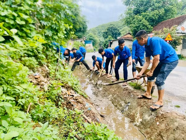 Đoàn viên thanh niên huyện Kỳ Sơn giúp bà con nạo vét kênh mương.