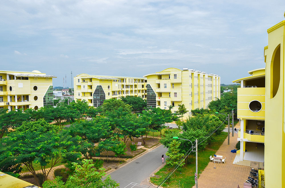 Con đường rợp bóng cây xanh trong khuôn viên Ký túc xá Trường.