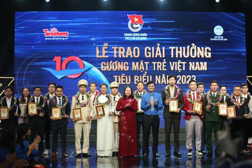 Đồng chí Võ Thị Ánh Xuân - Quyền Chủ tịch nước và đồng chí Bùi Quang Huy - Bí thư thứ nhất T.Ư Đoàn chụp ảnh với 10 Gương mặt trẻ Việt Nam tiêu biểu và 9 Gương mặt trẻ triển vọng.