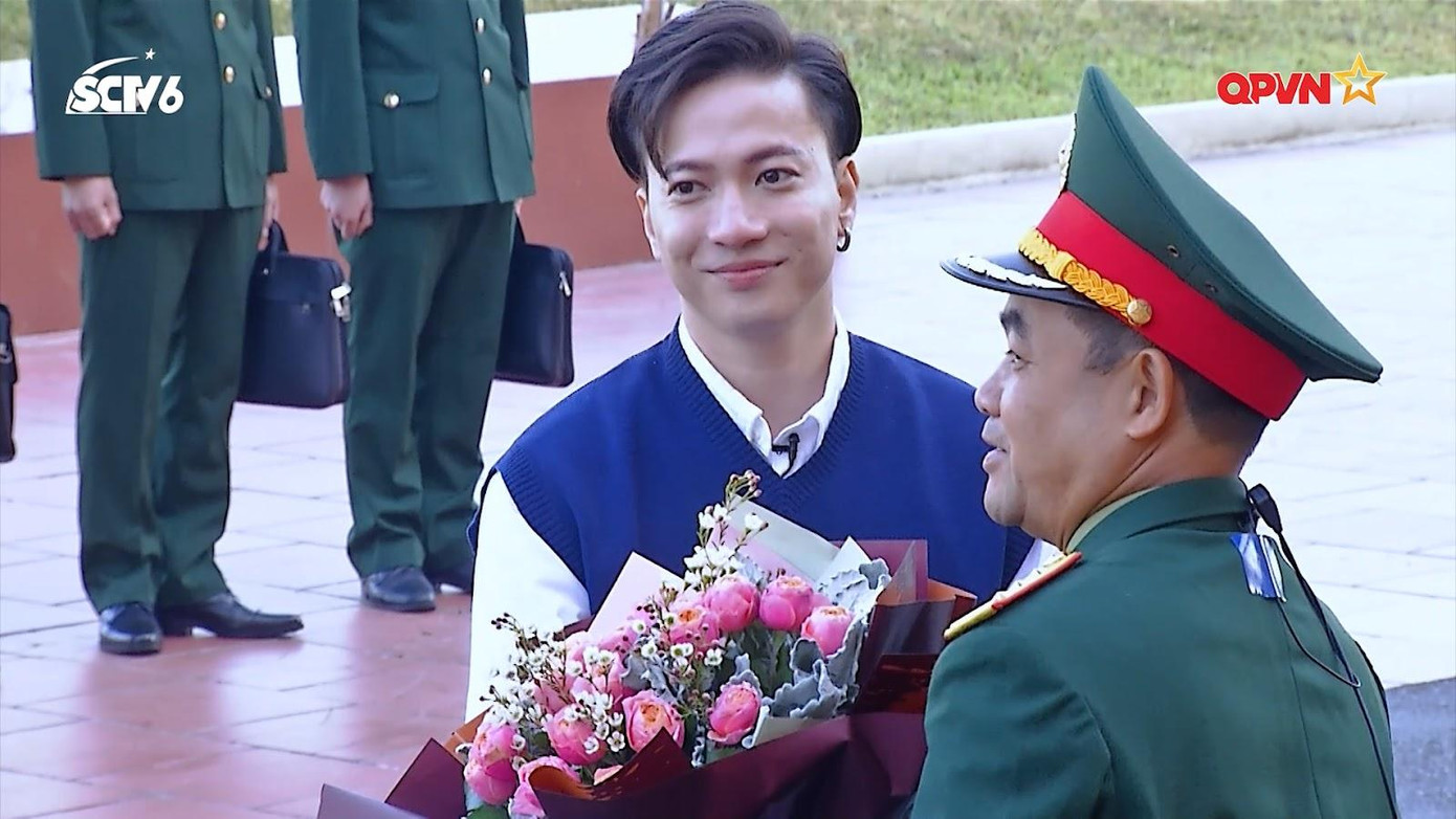 Theo chia sẻ, đây là bó hoa được FC của S.T tại Hà Nội gửi tặng cho các chiến sĩ trong Sư đoàn, nơi nam ca sĩ tham gia &quot;nhập ngũ&quot; 7 ngày.