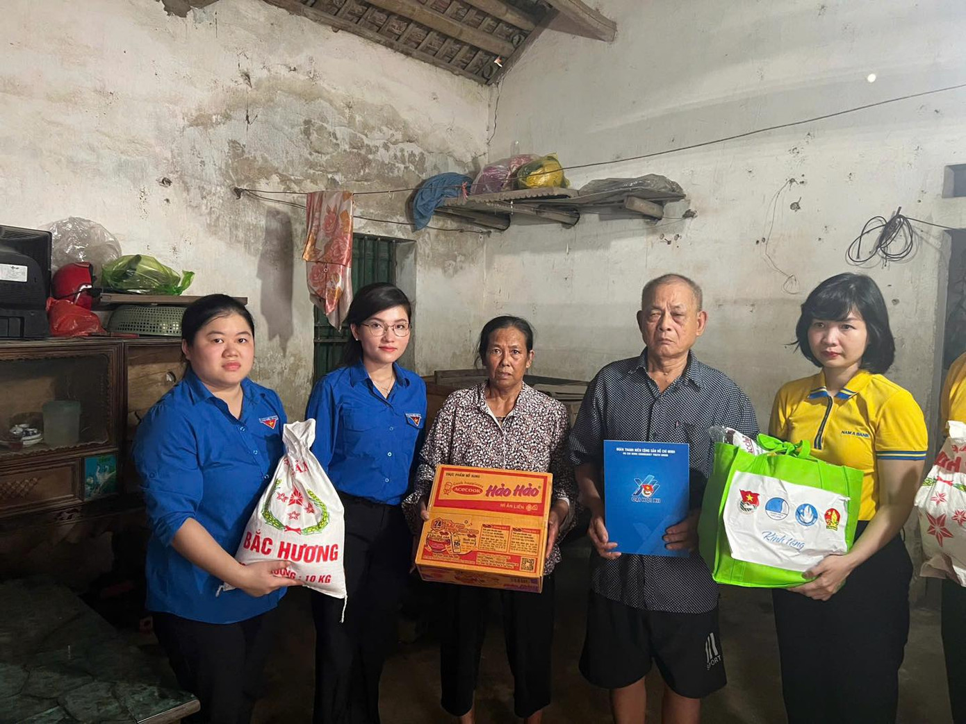 Đồng cảm, chia sẻ với những khó khăn, tổn thất của các địa phương, đoàn công tác đã chân thành hỏi thăm sức khỏe, tình hình khắc phục hậu quả bão, lũ và mong bà con sớm vượt qua khó khăn, ổn định cuộc sống.