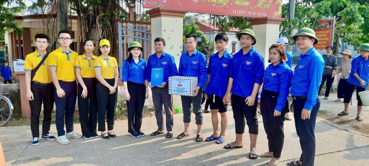 Đoàn công tác tặng quà đội hình thanh niên tình nguyện tham gia hỗ trợ người dân bị ảnh hưởng bởi cơn bão số 3.