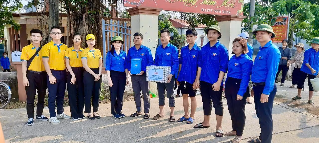 Đoàn công tác tặng quà đội hình thanh niên tình nguyện tham gia hỗ trợ người dân bị ảnh hưởng bởi cơn bão số 3.