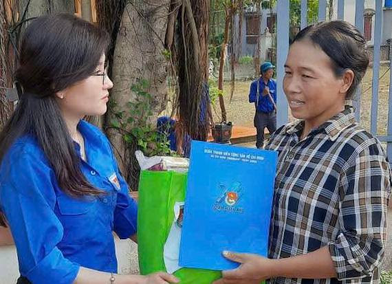 Đoàn công tác thăm hỏi tặng quà cho các hộ gia đình.