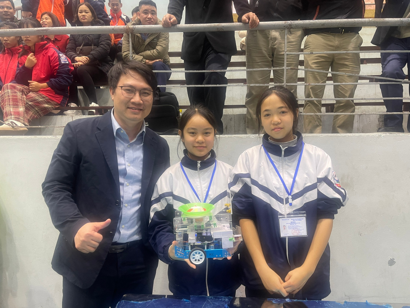 Thạc sĩ Hoàng Vân Đông, giảng viên Khoa Điện tử Viễn thông, Trường Đại học Điện lực - Giám đốc chuyên môn cuộc thi VSAR 2024 chụp ảnh cùng thí sinh dự thi Cuộc thi lập trình, điều khiển robot của tỉnh Lạng Sơn diễn ra ngày 9-10/12 vừa qua.