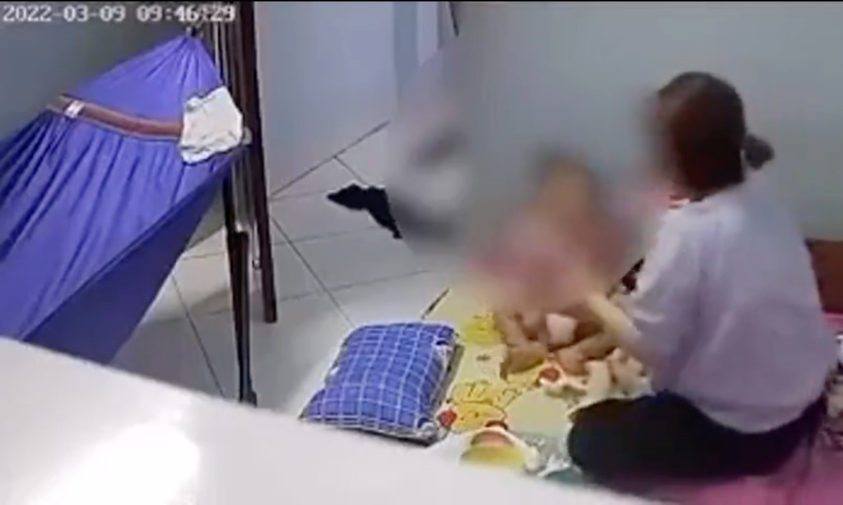 Người giúp có hành vi bạo hành bé gái lúc cho ăn. (Ảnh cắt từ clip: Facebook N.T)